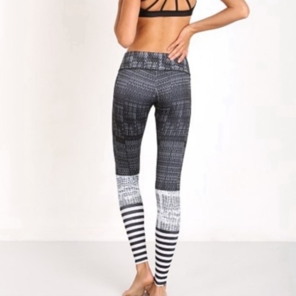 Onzie Black and White Pattern Leggings - Picture 2 of 11